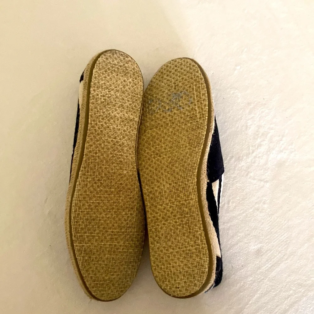 TOMS Size W7 Black with tan NEW - Picture 4 of 4